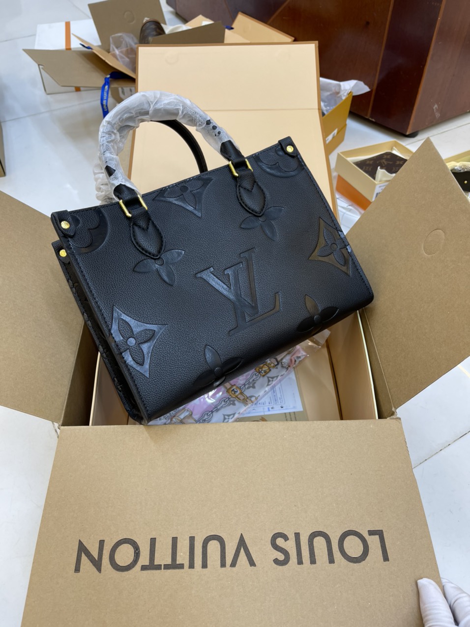 Túi Xách Super LV Tote Onthego Màu Đen 28cm
